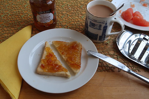 Toast mit Orangenmarmelade zum Tee