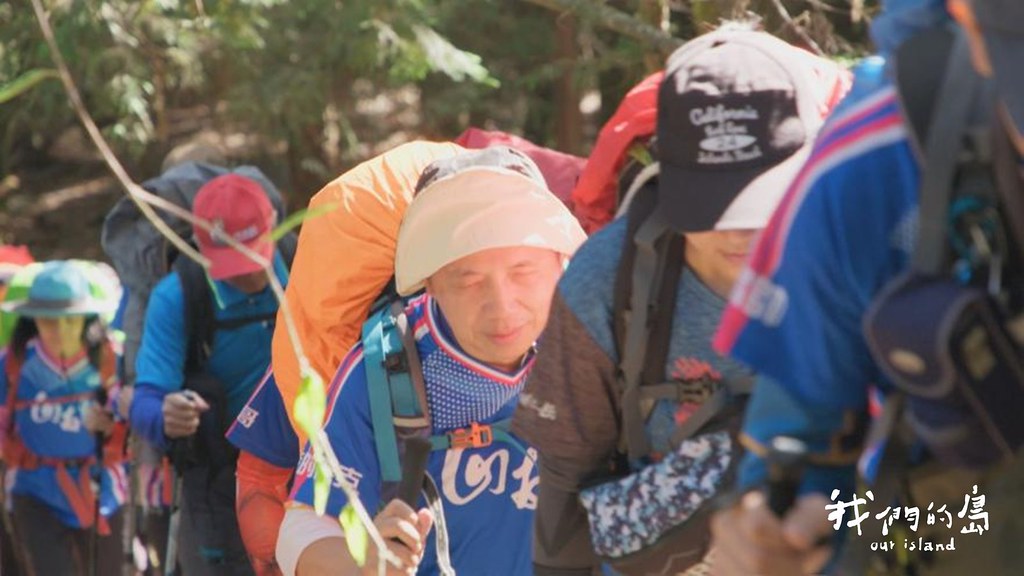 這是台灣的一支攜盲登山隊伍。