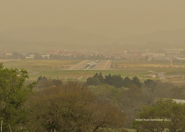 Aterrizajes de infarto con Calima y fuertes vientos en el Aeropuerto de Loiu, en Bizkaia, 15/03/2022