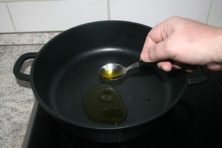 05 - Heat oil in pan / Öl in Pfanne erhitzen