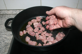 09 - Put diced pork in pan / Schweinegulasch in Pfanne geben