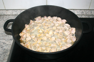 11 - Sear pork / Schweinegulasch scharf anbraten