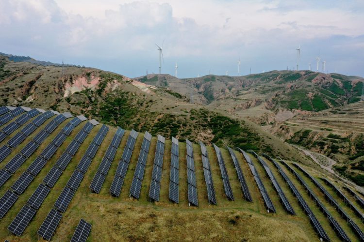 中國河北張家口市的一個風能和太陽能發電站。2021年中國風力發電新增46.95GW、太陽能發電新增53.13GW，分別占全國新增裝置的26.6%和30.1%。圖片來源：Chen Xiaodong／Alamy