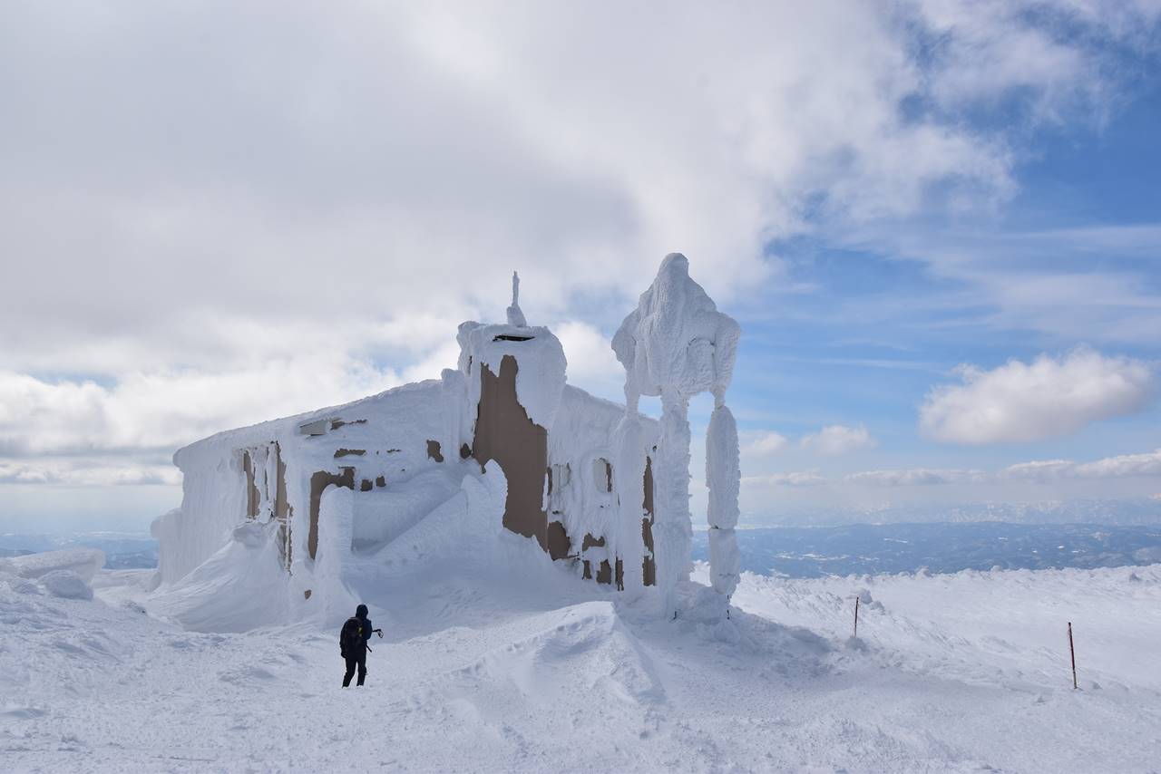 冬の蔵王　樹氷・スノーモンスター雪山登山 刈田岳の凍ったレストハウス