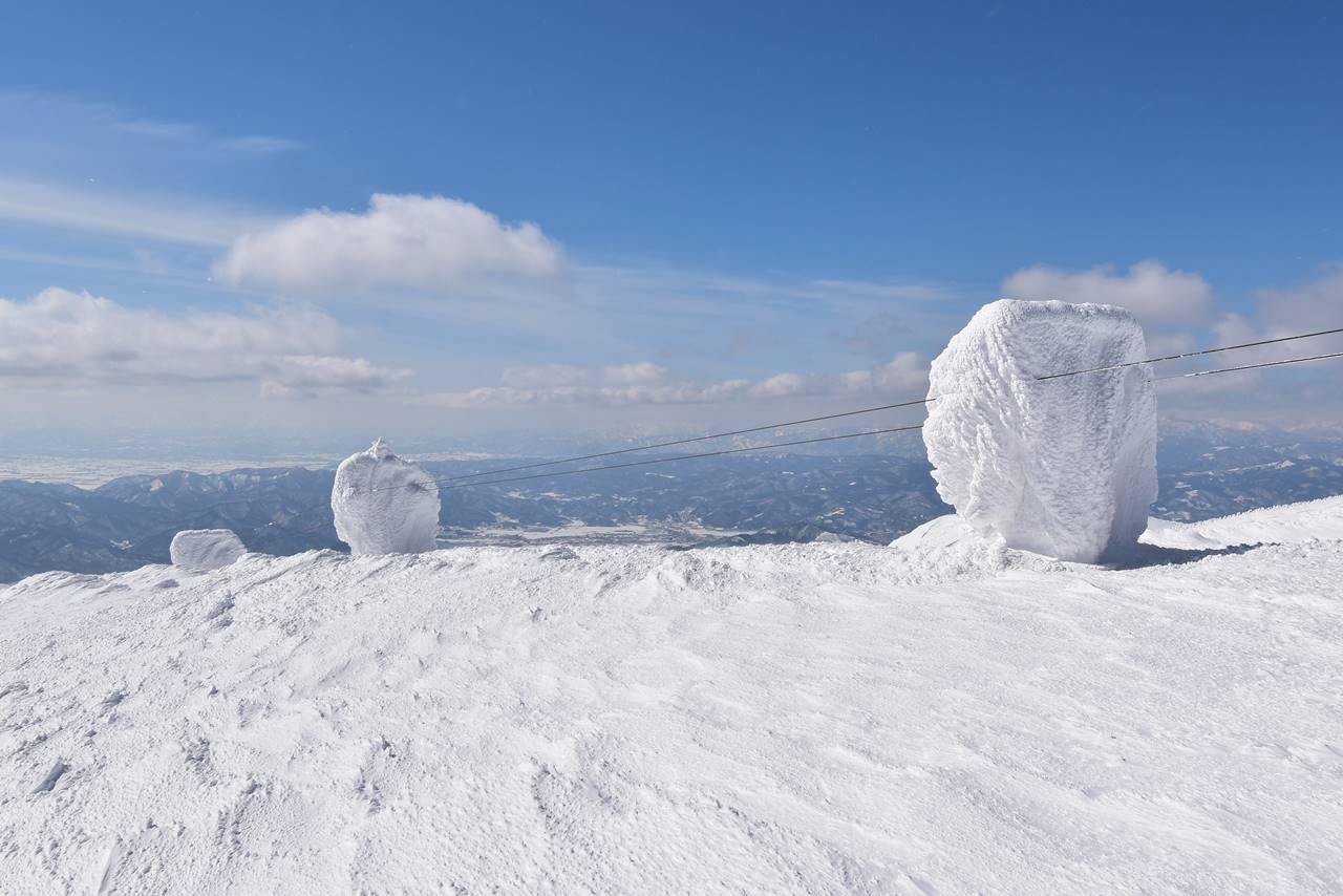 冬の蔵王　樹氷・スノーモンスター雪山登山　リフトの残骸