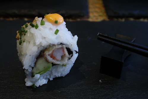 "tempura-roll" (= Inside-Out-Rolle mit Crunchy Garnele & Chili)