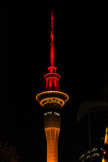 Der Sky Tower in Auckland am Abend