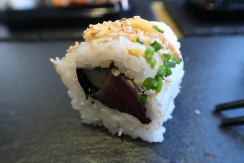 spicy-tuna-roll  (= Inside-Out-Rolle mit Thunfisch, Chili und Gurke)