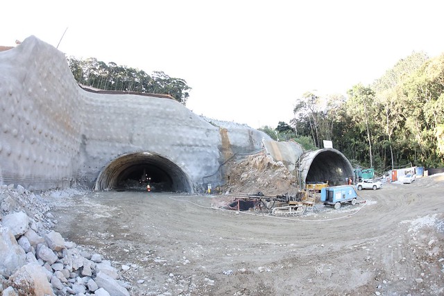 Escavação completa entre emboques - Túnel 4, pista sul