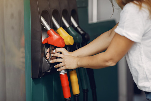 Vai tu a pé. Eu preciso MESMO do carro (e de gasolina barata)