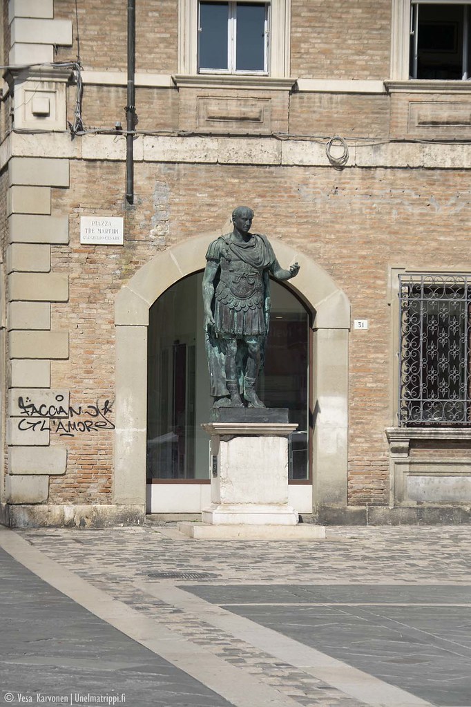 Julius Caesarin patsas Riminin keskustassa