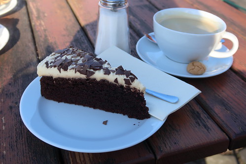 Stück vom Schwarzbier-Schokoladenkuchen und Pott Fairtrade-Kaffee