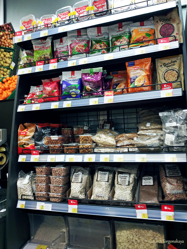 Сухофрукты и орехи в супермаркете