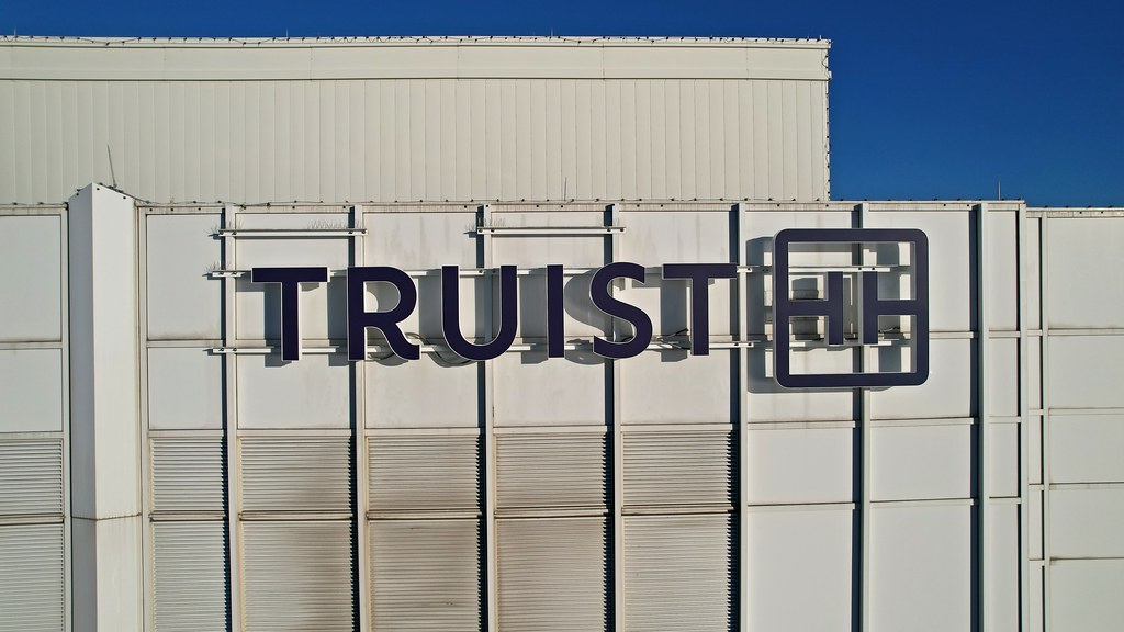 Truist sign at 150 West Main Street [02]