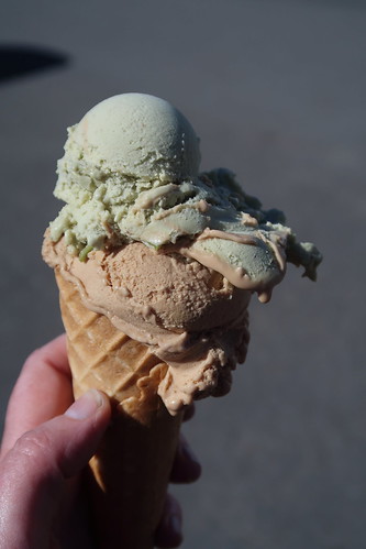 Eis auf die Hand (Karamell und Pistazie) vom Eiscafé „AIDA“ (in Hellern)