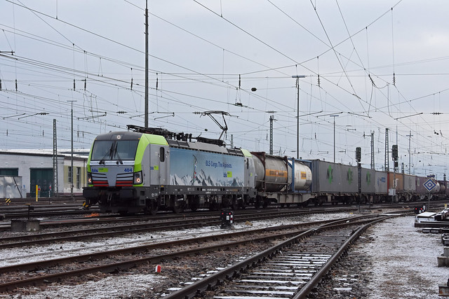 Siemens Vectron 475 404-0 der BLS durchfährt am 21.12.2021 den badischen Bahnhof.