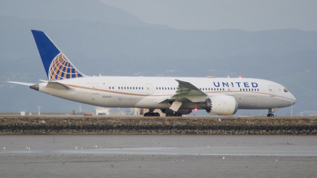 United Airlines Boeing 787 -8 N-26906 SFO beacon DSC_0496