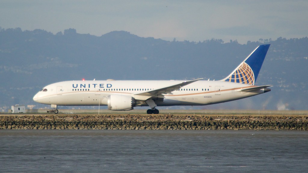 United Airlines Boeing 787 -8 Dreamliner N-26906 beacon DSC_0520