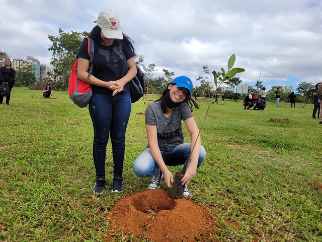 Estudantes plantam árvores no Parque de Águas Claras