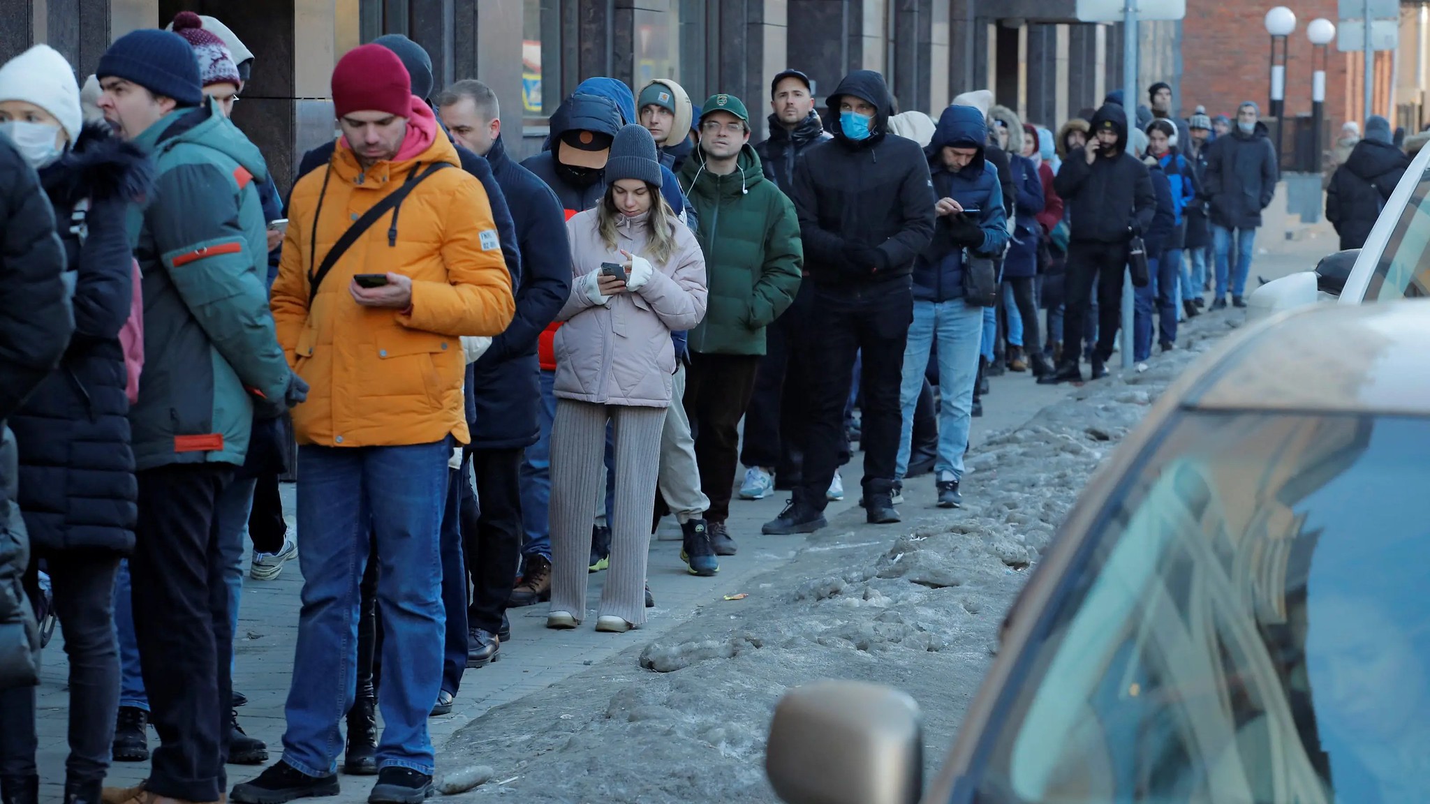 在俄羅斯聖彼得堡，民眾正在排隊使用 ATM。（圖片來源：Quartzs）