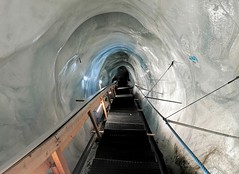 Úvodní sestup po schodech do ledovcového pavilonu