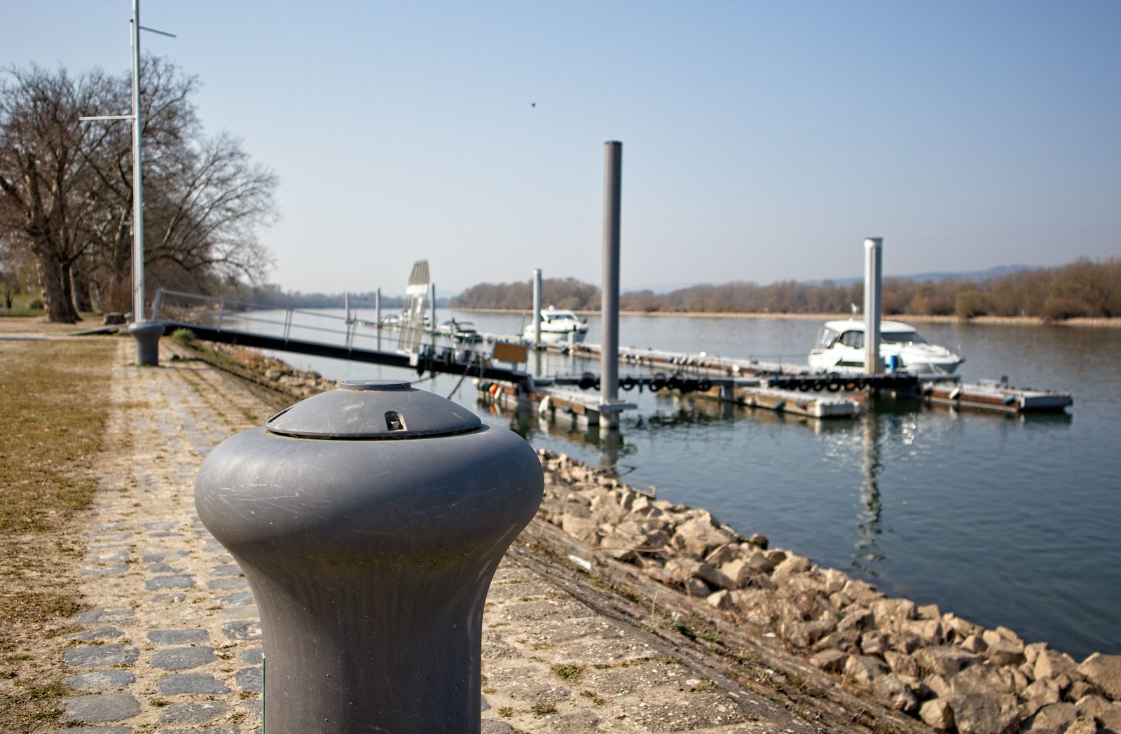 Der Hafen von Heidenfahrt am Rhein