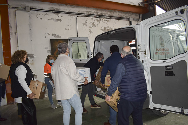 Envío de ayuda humanitaria destinada al pueblo ucraniano desde Los Palacios y Vfca