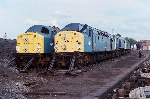 Class 40s 40115, 40088, 40008 with departmental Class 31 ADB968016 in the scrapline at Crewe Works Open Day in 1984
