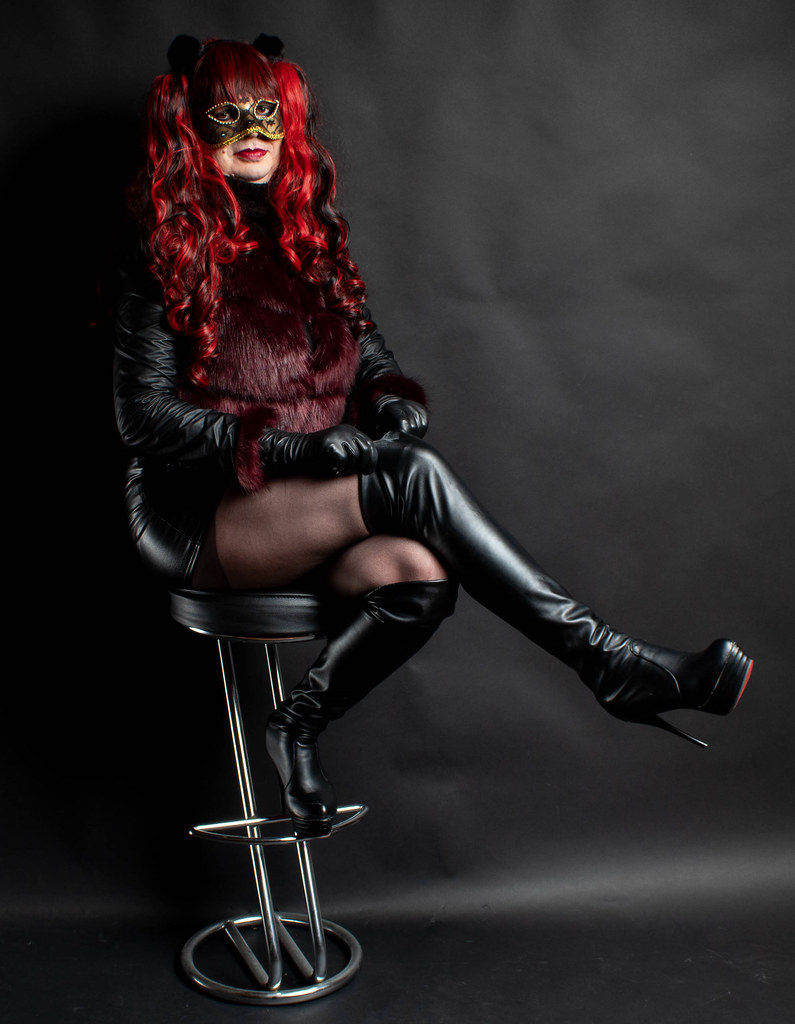 Black leather Seductress 07