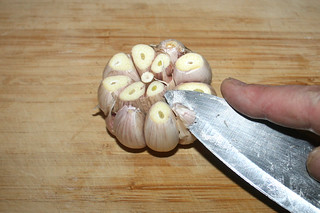 33 - Open remaining garlic cloves / Verbleibende Knoblauchzehen öffen