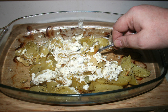 56 - Mix potatoes, feta & garlic / Kartoffeln, Feta & Knoblauch vermischen