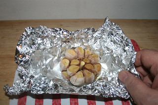 49 - Take garlic out of oven / Knoblauch entnehmen abkühlen lassen