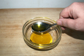 12 - Put olive oil in bowl / Olivenöl in Schüssel geben