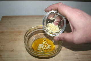 04 - Add garlic / Knoblauch hinzufügen