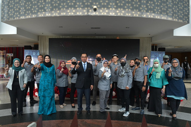 Ketua Pengarah Penyiaran Bergambar Bersama Pegawai Rtm Dan Pasukan Penerbitan Syahadah 2022