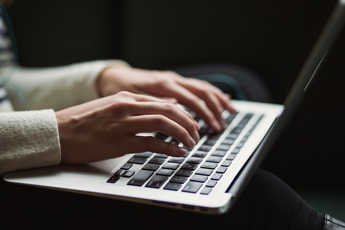 Hands type on a Mac laptop - Cómo Registrar Para Clases Universitarias