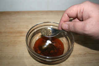 16 - Put dried basil in bowl / Basilikum in Schüssel geben