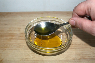 03 - Put olive oil in bowl / Olivenöl in Schüssel geben