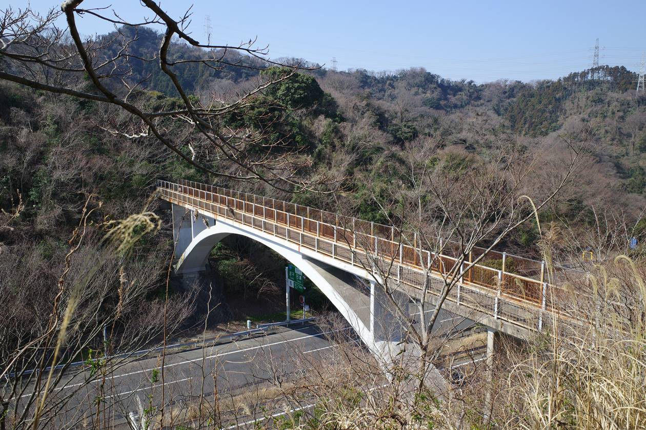 田浦梅の里から三浦アルプス縦走登山へ　高速道路の陸橋