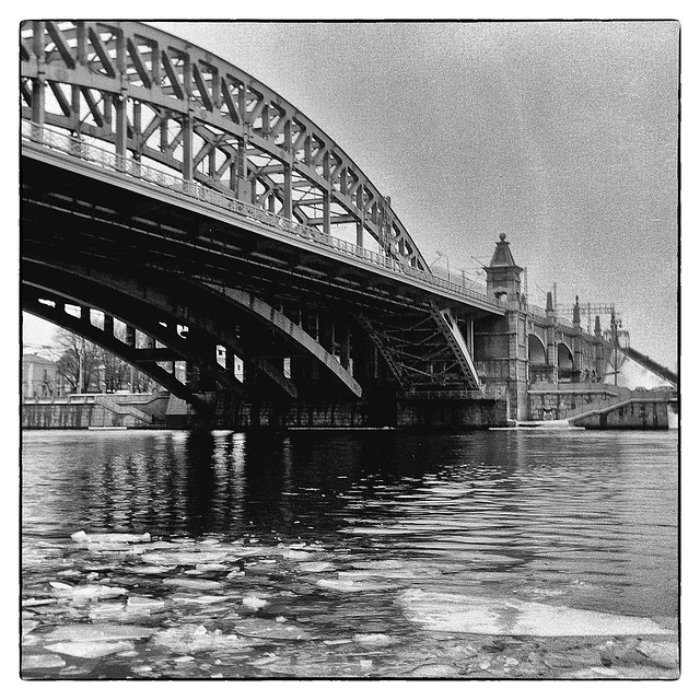 Andreyevsky bridge on the Moskva river.