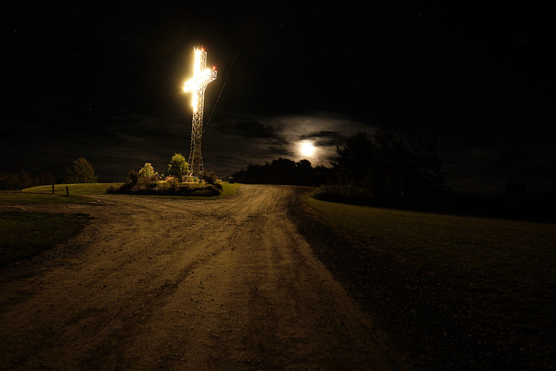 « Lune mystérieuse à la croix lumineuse » - Circuit photo, Couleur - Yvan Plamondon - Club photo de Mégantic - 64e - 73,75