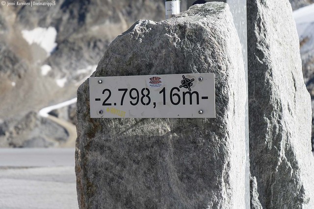 Tienvarsikyltti, jossa lukee 2798 m