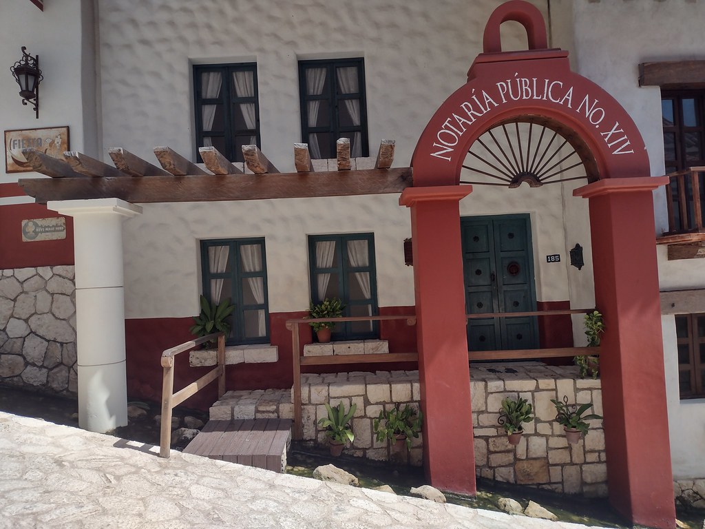 Fachadas rojas y blancas en el pueblo de Xenses, Quintana Roo