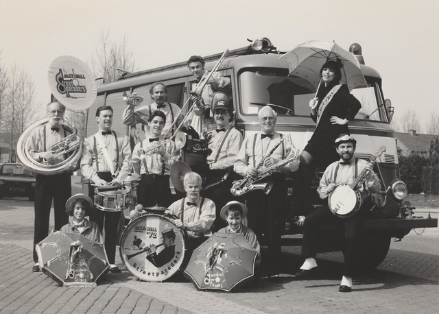 Foto - Brandweerwagen met band Jazzhall 72 Streetparaders (foto Van Ekdom 10545-10)