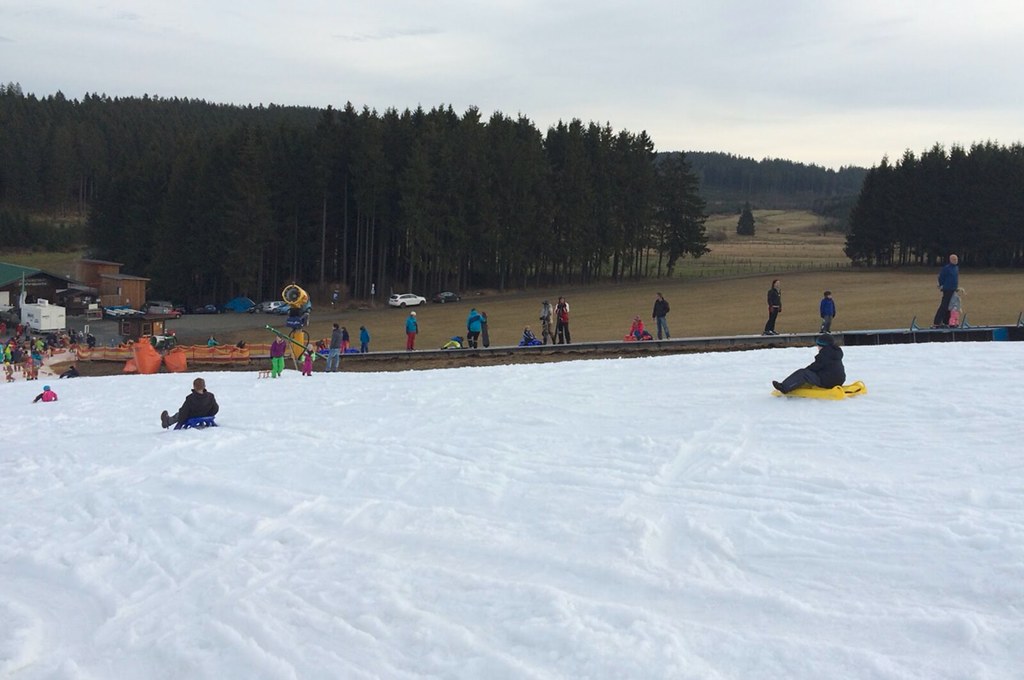 德國黑森林滑雪區內，暖冬下只能用人造雪鋪一條小小的兒童滑雪道。攝影：趙偉婷
