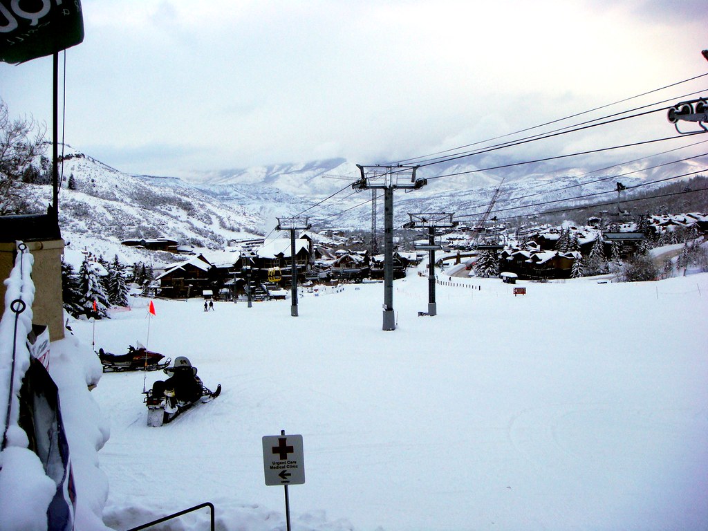 阿斯彭滑雪公司建造了一座3MW的發電廠，將燃煤電廠洩漏的甲烷轉換成電力，足以供應斯諾馬斯的四個滑雪場整年的電力。圖為斯諾馬斯的滑雪場。圖片來源：Wikipedia（CC BY-SA 4.0）