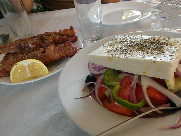 kalamaki et salade grecque