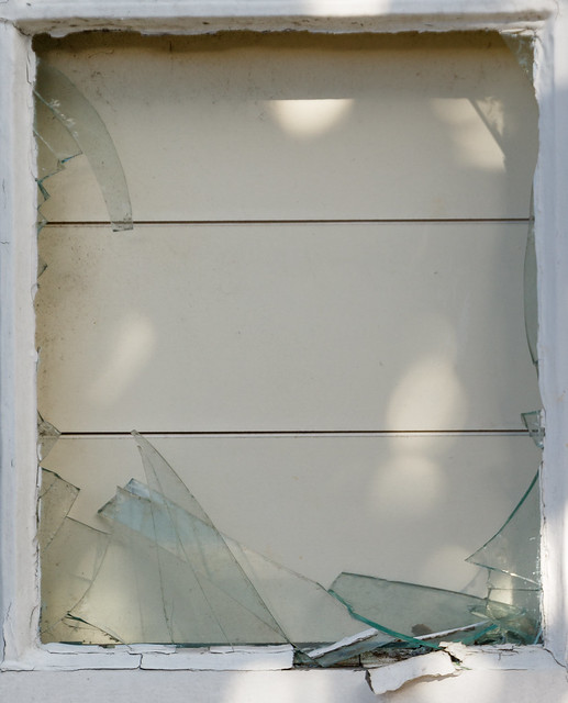 20220329_4684_7D2-70 Broken Window