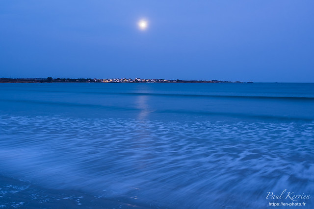 heure bleue sur la grande plage et les dunes : la lune au dessus de Moguériec