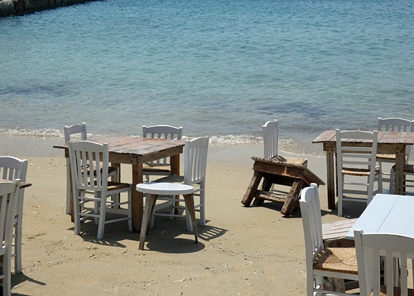 tables sur la plage copie